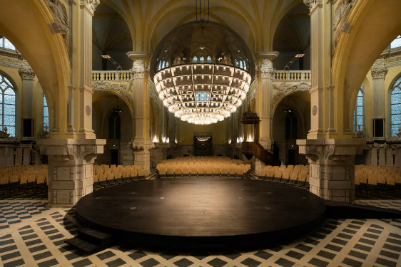 © Antoine Guilhem-Ducleon. Maître d’ouvrage : Région Normandie – Installateur : Desormeaux, Métalobil – Matériel d’éclairage : Métalobil lustrerie spéciale, Métalobil ; luminaires : Artek, Bega, Deltalight, Erco, Ridi, Soka Disderot, Philips, Zumtobel