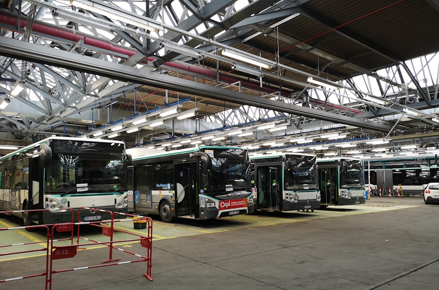Photo de centres logistiques et entrepôts. Éclairage centres bus RATP par Sammode