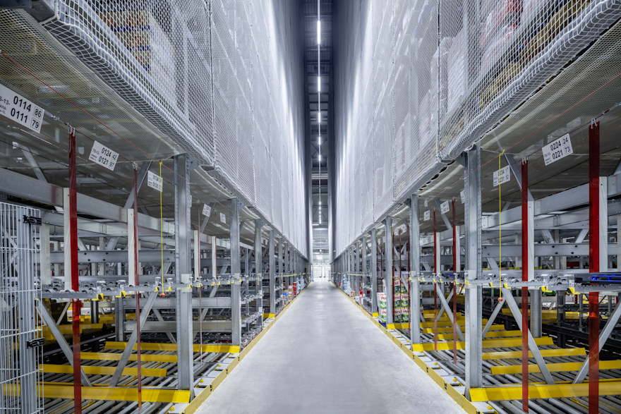 Photo de centres logistiques et entrepôts. Éclairage réalisé par Trilux pour Rewe Nord, en Allemagne.