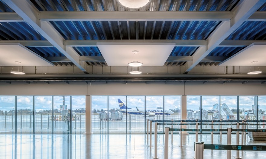 Florian Martin : « rénovation et innovation par Trilux dans les espaces intérieurs » (Lumières N°55 – Cahier technique – Éclairage des aéroports 2/5)